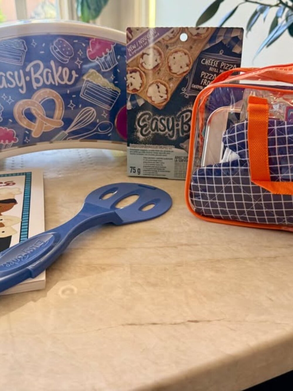 NEW Easy-Bake Ultimate Oven with Cookbook and Chef Set